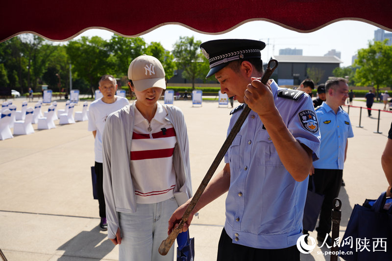 民警向群众展示文物违法犯罪活动中常见的作案工具。人民网记者 李志强摄