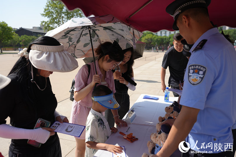 市民群眾積極參與文物知識有獎問答。人民網記者 李志強攝