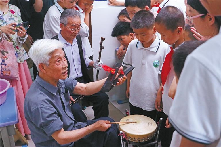5月24日，安康市汉滨区城东小学，汉调二黄艺人在为学生表演。董剑南摄