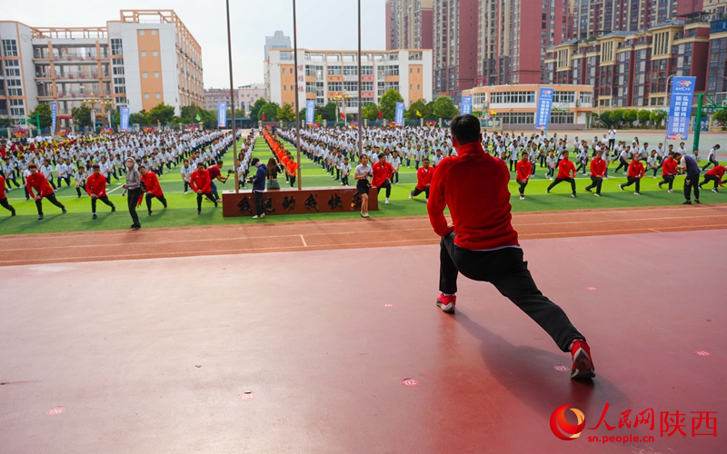 健美操世界冠军杨光带领师生们做热身运动。人民网 党童摄