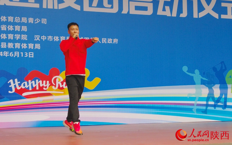 健美操世界冠军杨光带领师生们做热身运动。人民网 党童摄