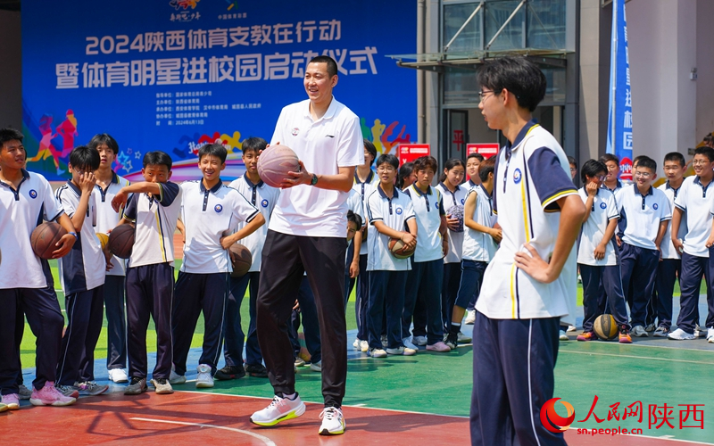 篮球CBA冠军郑准与学生们打篮球。人民网 党童摄