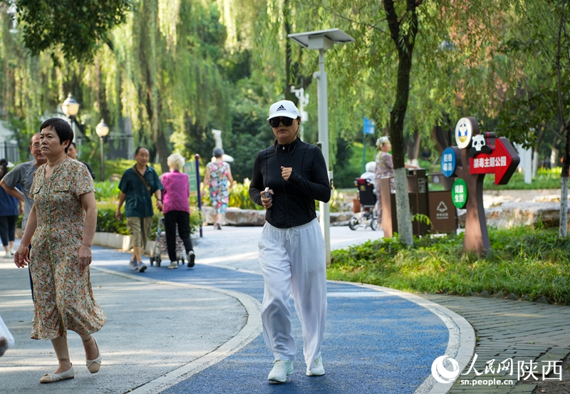 西安市勞動公園內，市民正在健身步道上慢跑。人民網記者 賈凱璐攝