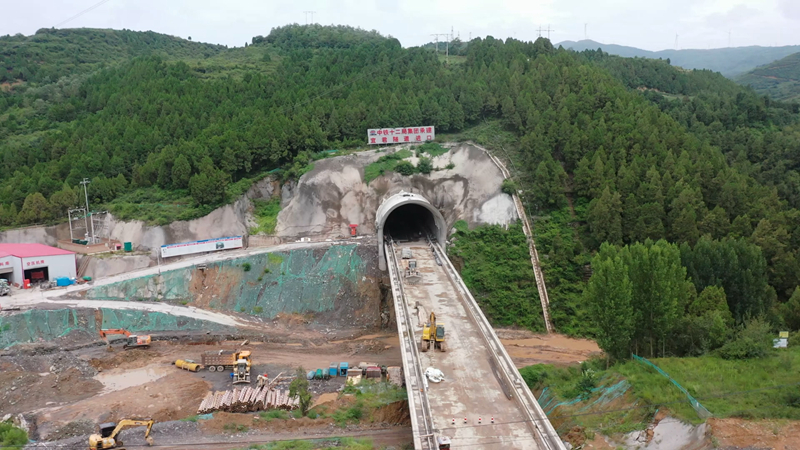 8月10日，西延高铁宜君隧道顺利贯通。刘翔 摄