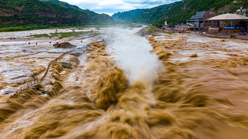 壶口瀑布出现水岸齐平绝色景观。宋洋波 摄