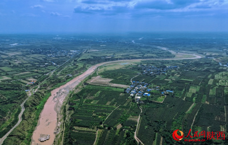 渠道兩岸，翠影搖曳﹔渠水潺潺，灌溉著廣袤的田野，滋養著萬千生靈（航拍圖）。人民網記者 孫挺攝