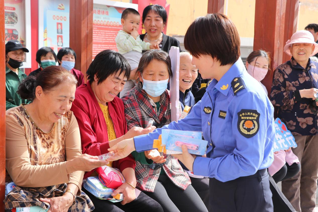 4月18日，神木市城市管理执法大队志愿者向居民宣传“文明出行”知识，并发放创文宣传品、倡议书，倡导居民在日常生活中做到文明出行、文明停车，共同助力全国文明城市创建。