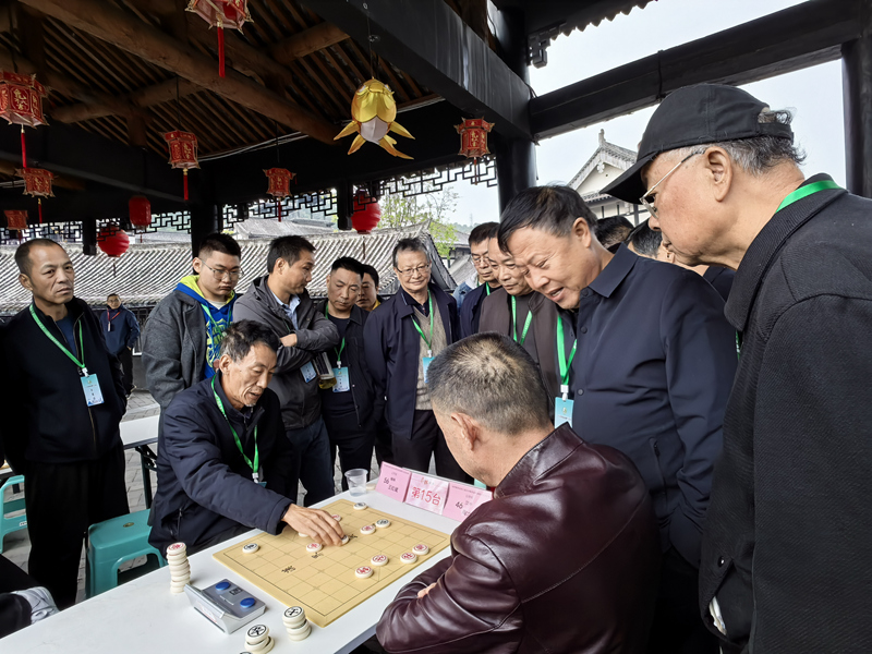 象棋比赛现场，众人围观选手对决。石泉融媒供图