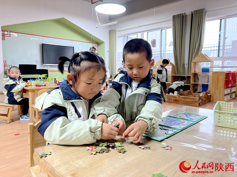 在鳳翔區第三幼兒園內，小朋友正在上手工課。人民網記者 孫挺攝