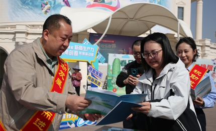 紙鳶傳稅情  稅宣暖人心4月是全國第33個稅收宣傳月。為扎實開展稅收普法工作，深入推進稅收法制建設，持續提升稅法遵從度和依法納稅榮譽感，國家稅務總局西咸新區稅務局攜手灃西新城稅務局走進絲路歡樂世界春日風箏藝術節，緊扣“稅助發展 向新而進”主題，舉辦“稅惠賦能新質生產力，激發秦創原發展新動能”稅收宣傳活動。