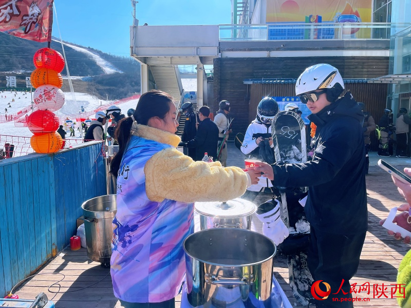 滑雪场为雪友们提供免费的暖心热饮。人民网记者 魏鑫摄