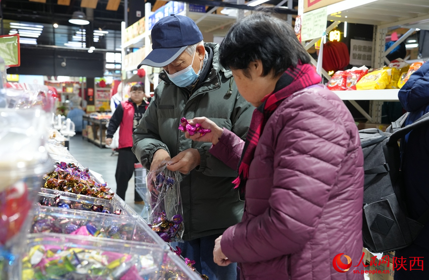 市民正在选购“洋年货”。人民网记者 贾凯璐摄