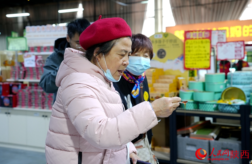 在爱菊健康生活体验馆内，消费者挑选“洋年货”。人民网记者 贾凯璐摄