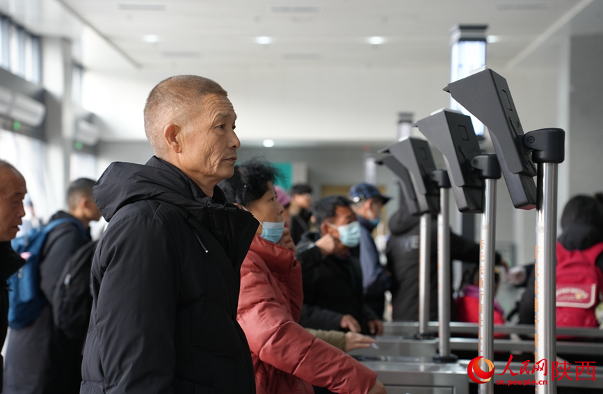 春运首日，西安站旅客刷脸进站。人民网记者 贾凯璐摄