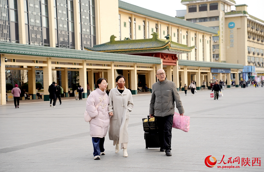 春运首日，西安站外的旅客有序出入。人民网记者 贾凯璐摄