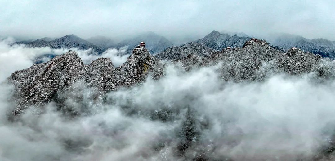 《终南阴岭秀积雪浮云端》/