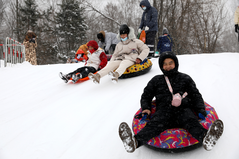 游客在秦嶺嬉雪樂園玩雪。程茹悅攝