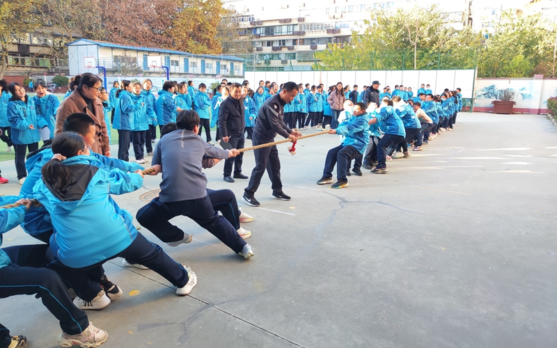 体能课组织学生进行拔河比赛。西安市第七十中学供图