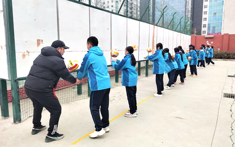 学生学习排球垫球方法。西安市第七十中学供图