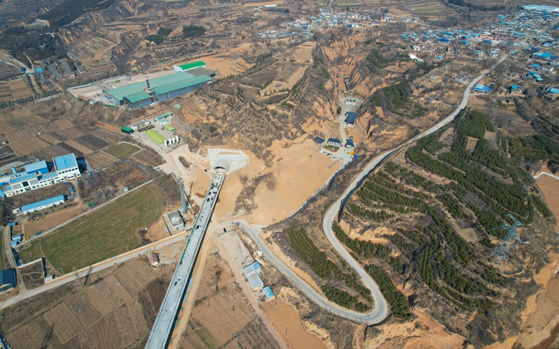 西延高鐵全線最后一座隧道——西延高鐵銅川隧道順利貫通（航拍）。劉一江攝