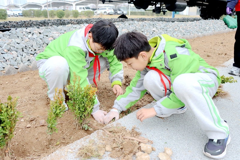 3月11日，西安国际陆港第四小学的学生们踏入西安机车检修段，与老师共同植树。西安国际陆港第四小学供图