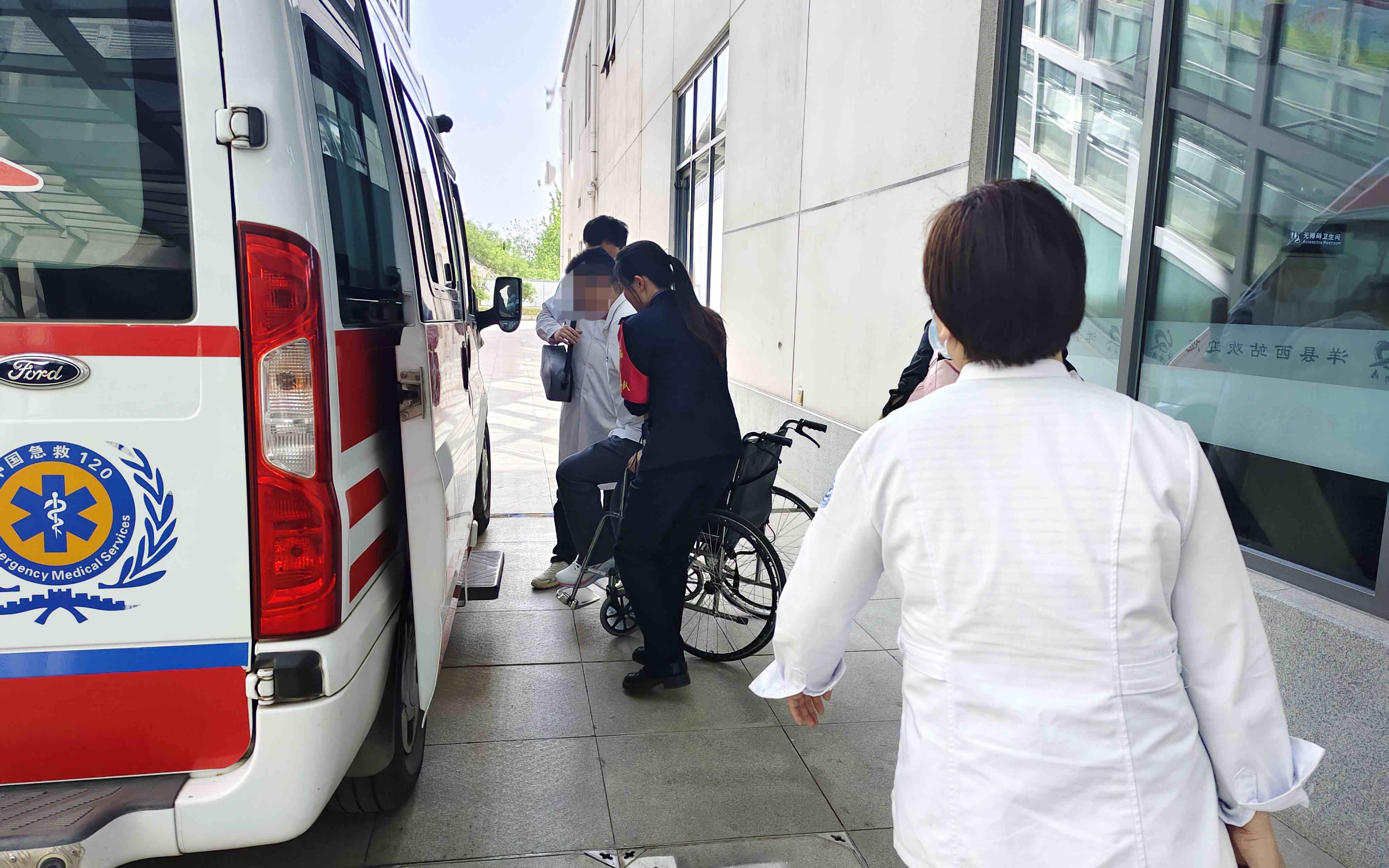 患病旅客被顺利送上120救护车。陈燕摄