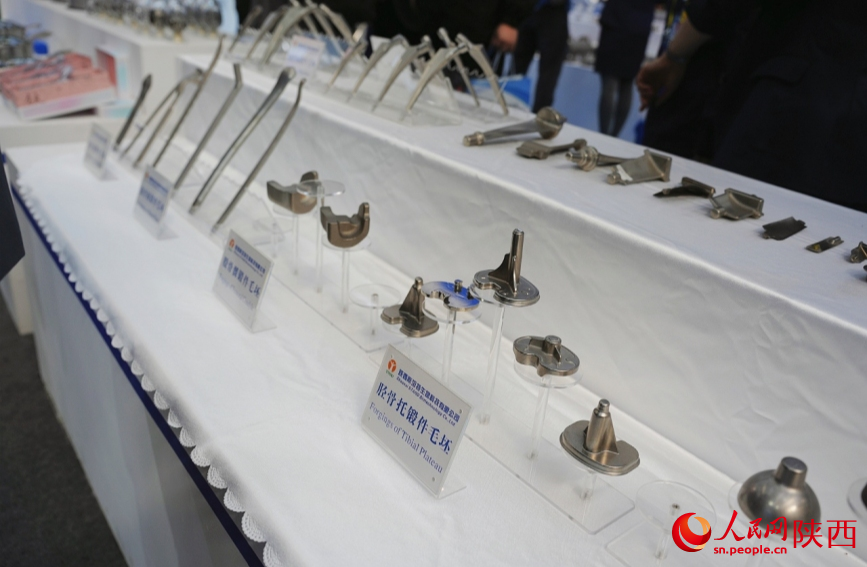 博覽會上展出的鈦材料醫療用品。人民網記者 魏鑫攝