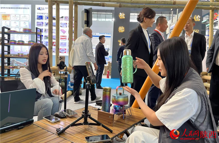 博覽會現場，參展商家在展廳直播帶貨。人民網記者 魏鑫攝