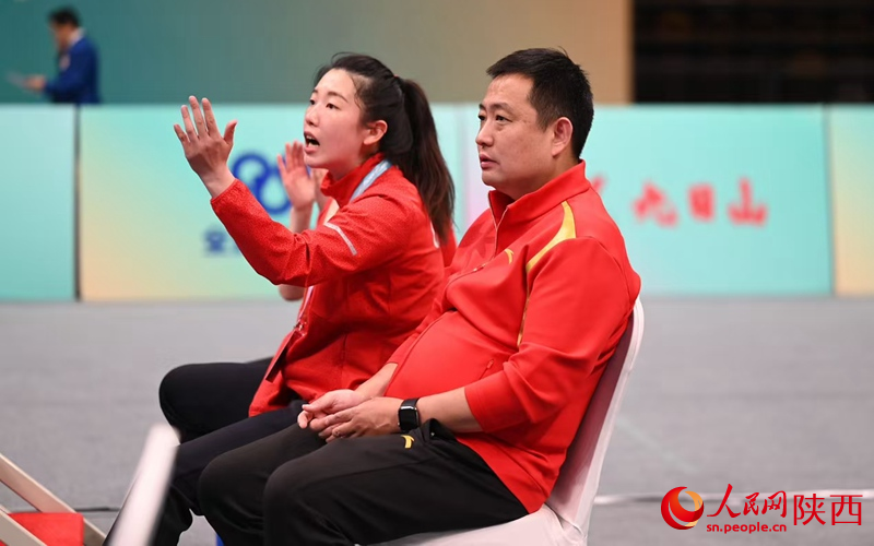 教练在场边为选手加油。人民网记者 白鸽摄
