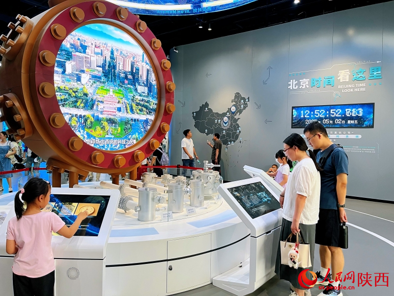 “逐梦空天”展区，市民游客在展品前驻足，探索科学的奥秘。人民网记者 魏鑫摄