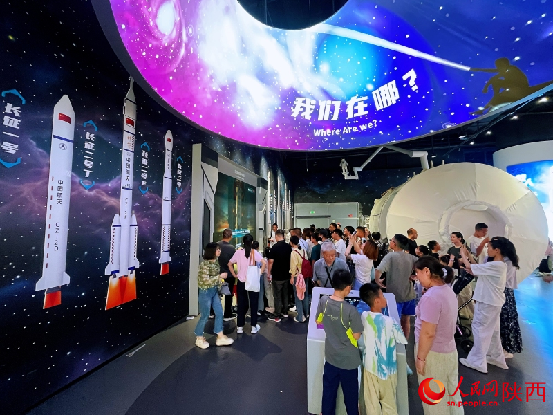 “逐梦空天”展区，市民游客在展品前驻足，探索科学的奥秘。人民网记者 魏鑫摄