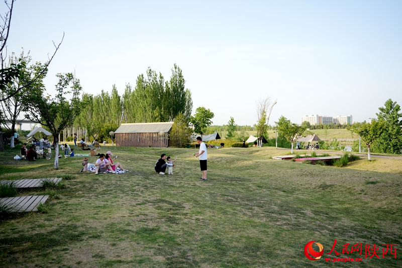 游客在沣河生态湿地公园玩耍。人民网 吴德锋摄