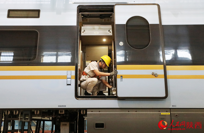 地勤機械師正在對動車組進行全面檢查。人民網記者 賈凱璐攝