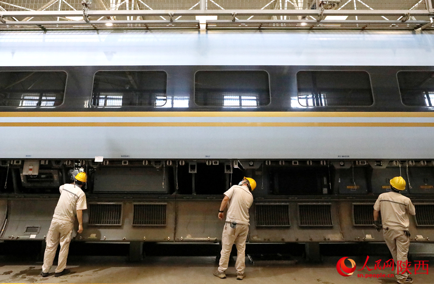 地勤機械師正在對動車組進行全面檢查。人民網記者 賈凱璐攝
