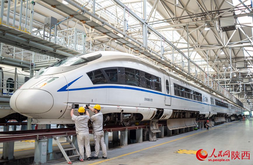 地勤機械師正在對動車組進行全面檢查。人民網記者 賈凱璐攝