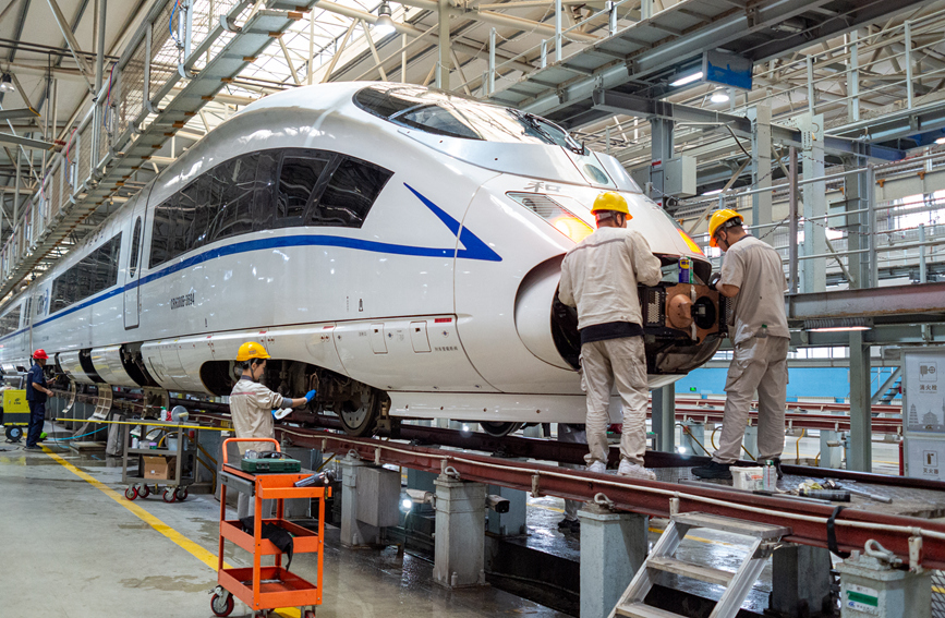 地勤機械師正在對動車組進行全面檢查。郝洋斌攝