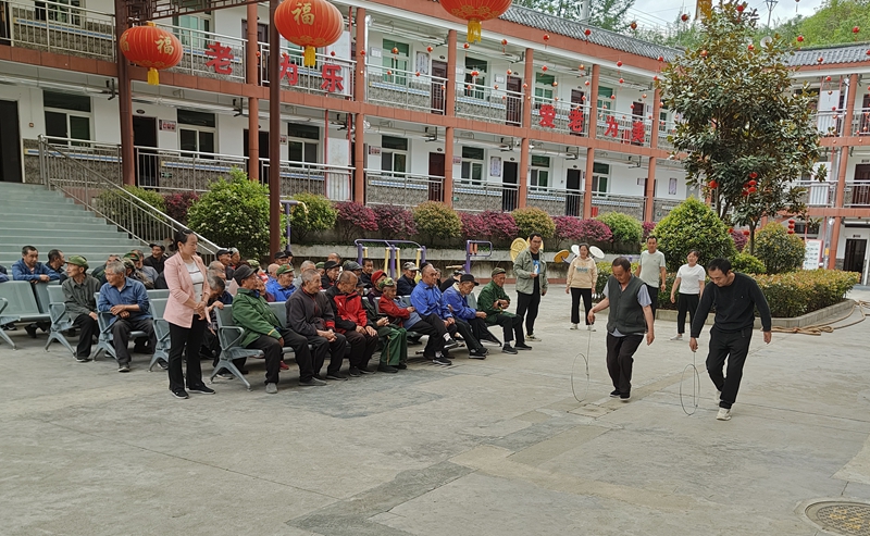 宁陕县筒车湾镇敬老院“银龄趣味运动会”上，老人正在进行滚铁环比赛。苟兴寿摄