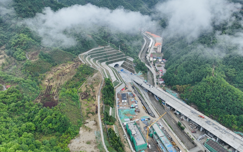 航拍秦岭九天山隧道。王少华 摄
