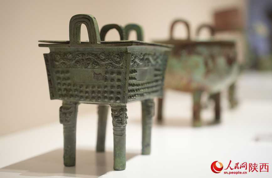 “吉金·中国”展上展出的精品文物。人民网记者 李志强摄