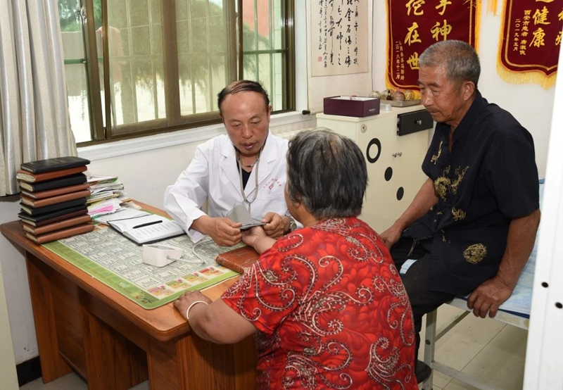 刘永生正在给村民诊治。受访者供图