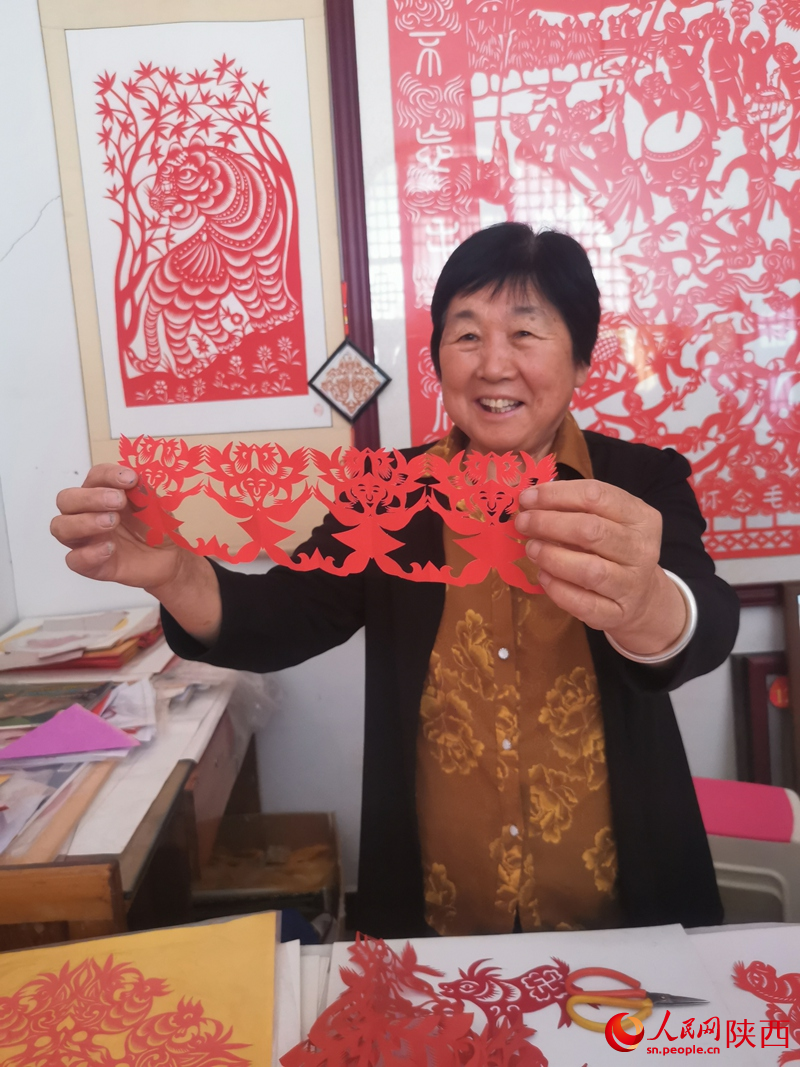 侯雪昭剪的“抓髻娃娃”。人民网 王丽摄