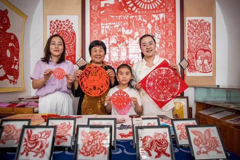 侯雪昭与儿媳（左一）、外孙女（右二）、二女儿（右一）。受访者供图。