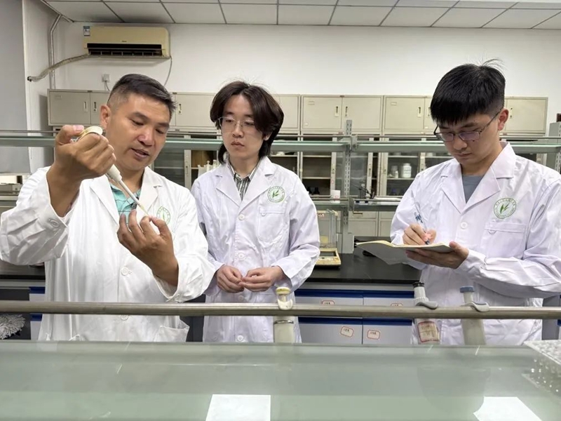郭鬆濤（左）在講解技術要點。受訪者供圖