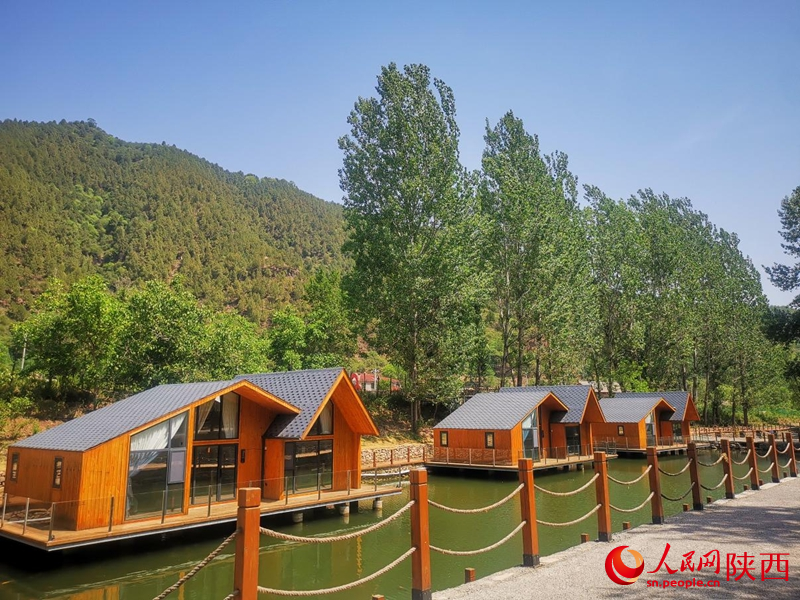 杜鵬和毋倩楠創建的“暖山河畔”露營地。人民網 王麗攝
