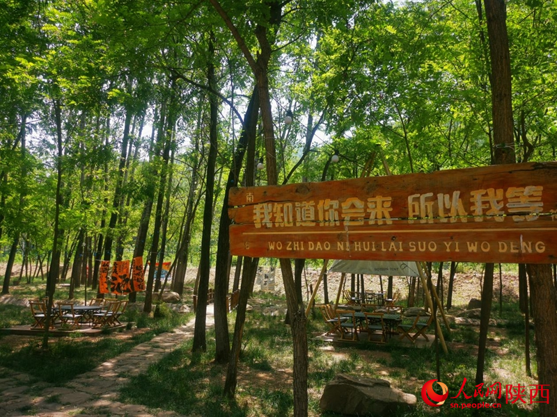 “暖山河畔”露營地。人民網 王麗攝