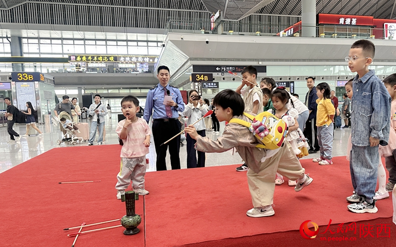 旅客小朋友参加投壶游戏。人民网记者 贾凯璐摄