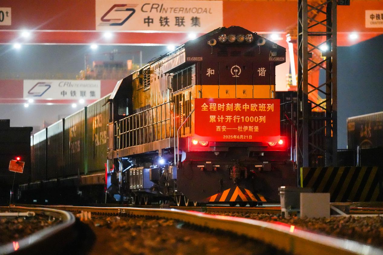 6月21日3時55分，X8155次全程時刻表中歐班列（西安—杜伊斯堡）從西安國際港站緩緩駛出。劉翔攝