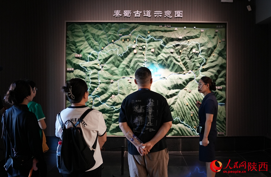 讲解员为游客讲解秦蜀古道的历史背景。人民网记者 邹星摄