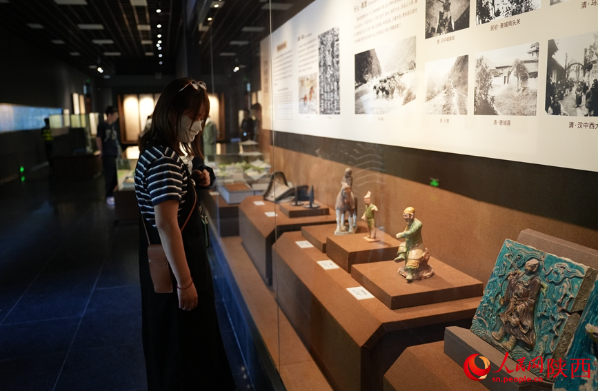 游客参观汉中市博物馆展陈的文物。人民网记者 邹星摄