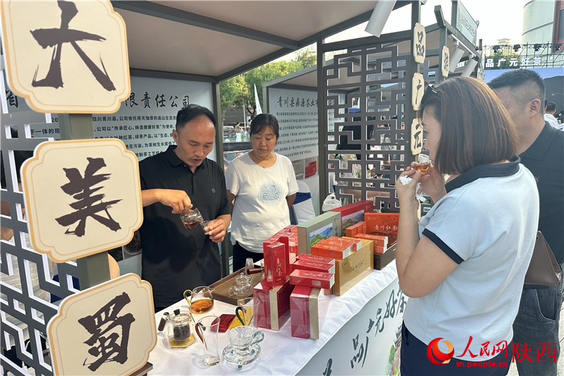 西安市民在活动现场品茶。人民网记者 李志强摄